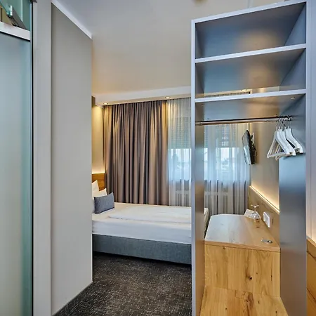 Отель Westend 3*